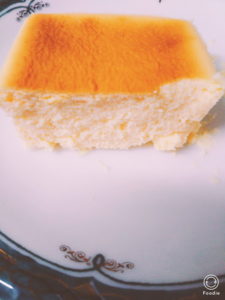 利恵産業の『しっとり濃厚チーズケーキ(ベイクドタイプ)』の断面を撮影した画像