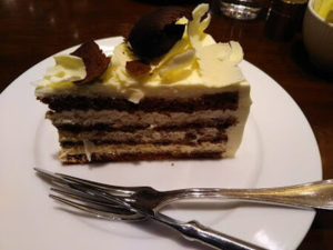 HERBSルミネ池袋店で購入した『ブラック＆ホワイトチョコレートケーキ』を撮影した画像