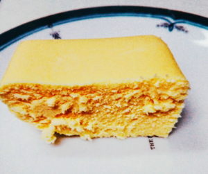 ドン・キホーテ入間店で購入した『しっとり濃厚チーズケーキ(NYチーズケーキタイプ)』の断面を撮影した画像』