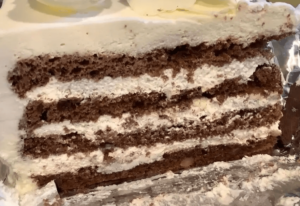 HERBS(ハーブス)で購入した『ブラック＆ホワイトチョコレートケーキ』の断面のアップを撮影した画像