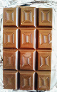 業務スーパーで購入した『ドイツ産ミルクチョコレート』の割りやすさを説明するために1列割って撮影した画像