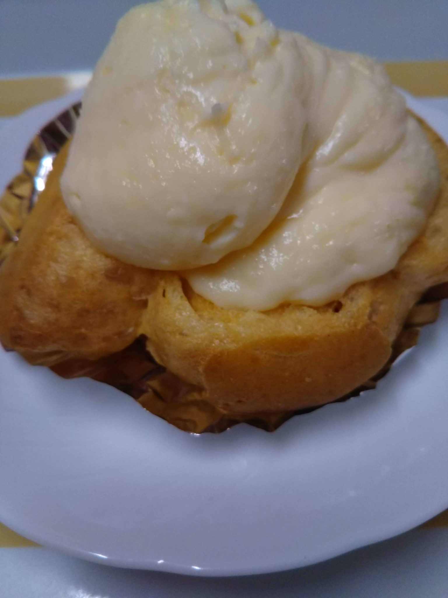 飯能市のケーキ屋『洋菓子店マロン』で購入したシュークリームのクリームの量を説明した写真