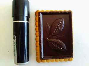 業務スーパーで購入したフランス産『バタービスケット＆ダークチョコレート』大きさを説明するためにシャチハタと並べて撮影した画像