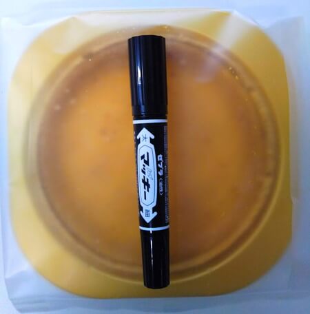ルタオで購入した『ヴェネチアランデヴー』の大きさを説明するためにマッキー黒ペンを並べて撮影した写真