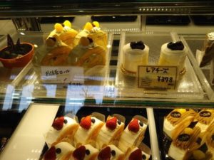 文明堂武蔵村山工場内にある壹番館の店内ショーケースのマロンロール、レアチーズ、フルーツロールを撮影した写真
