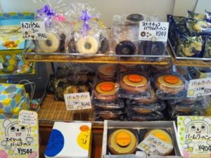 文明堂武蔵村山工場内にある壹番館の洋菓子コーナー（バウムクーヘン）を撮影した写真