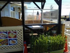 文明堂武蔵村山工場内にある壹番館のテラス席を外側から撮影した写真