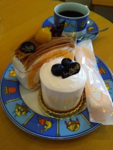 文明堂武蔵村山工場内にある壹番館の店内イートインで注文したレアチーズとモンブランロールを撮影した写真