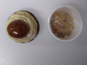 エスプリ・ドゥ・パリの『究極のモンブラン』の大きさを説明するためにカップ入り納豆を並べて比較した画像その1