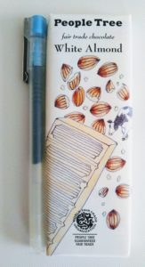 ピープルツリーホワイトアーモンドの大きさを説明するためにペンを並べて撮影した画像