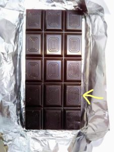 業務スーパーで購入したドイツ産ビターチョコレートが割れていたのを撮影した画像