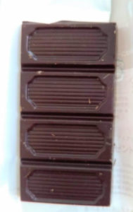 ピープルツリーチョコレート『オーガニック・ビター』の割れ方を説明するために2列目を割って撮影した画像