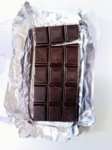 業務スーパーで購入したドイツ産ビターチョコレートの割りやすさを撮影した画像