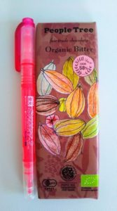ピープルツリーチョコレート『オーガニック・ビター』の大きさを説明するために蛍光ペンを並べて撮影した画像