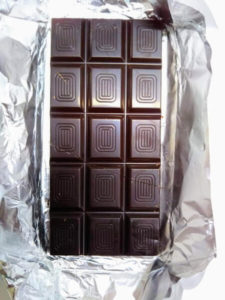 業務スーパーで購入したドイツ産ビターチョコレートを開封して撮影した画像