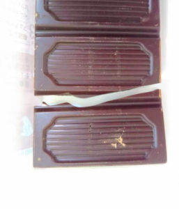 ピープルツリーチョコレート『オーガニック・ビター』の固さを説明するために割れ方を撮影した画像