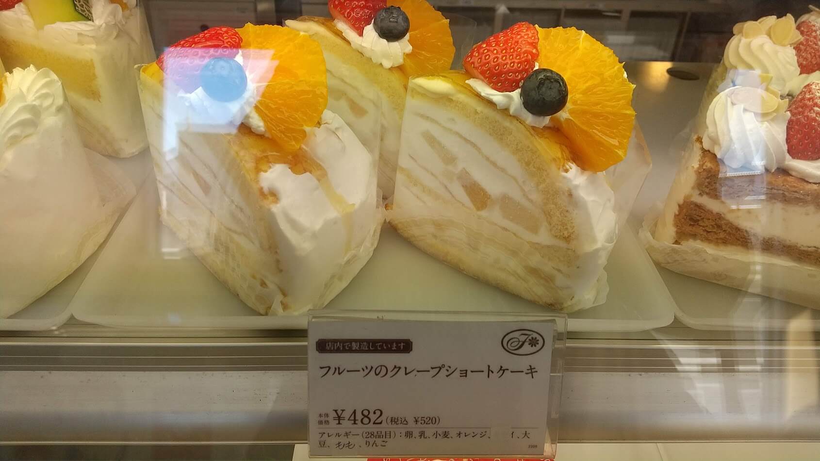不二家飯能川寺店で店内製造されている「フルーツのクレープショートケーキ」ショーケース内の画像