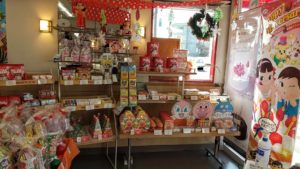 不二家飯能川寺店のお菓子類コーナーを撮影した写真1枚目