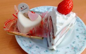 不二家レストラン福生田園店で注文したイタリアンショートケーキ（チョコスポンジ）とSweetie Heartを撮影した写真