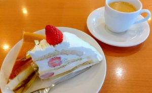 不二家レストラン狭山根岸店で注文したイタリアンショートケーキとプレミアム濃厚チーズケーキを撮影した写真。イタリアンショートケーキ（チョコスポンジ）とイタリアンショートケーキの大きさを比較した写真