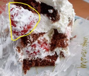 不二家福生田園店で購入したイタリアンショートケーキ(チョコスポンジ)の苺の大きさを説明した画像その1