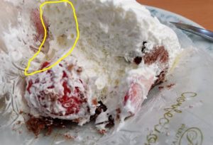 不二家レストラン福生田園店で中温したイタリアンショートケーキ（チョコスポンジ）の苺の大きさを説明した写真