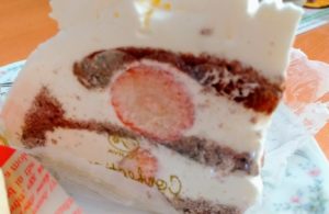 不二家レストラン福生田園店で注文したイタリアンショートケーキ（チョコスポンジ）の断面図を撮影した写真