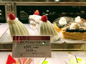 不二家レストラン福生田園店内のショーケースにあった『イタリアンショートケーキ(チョコスポンジ)』を撮影した写真