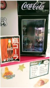 TUKURUクレープ武蔵村山店で販売されている瓶コーラの写真