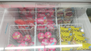 不二家飯能川寺店のアイスクリームケース内を撮影してラインナップを説明した画像シュークリーム凍っちゃいました(ミルキークリーム) シュークリーム凍っちゃいました！(苺ミルキークリーム) シュークリーム凍っちゃいました！(カントリーマアム風味) シュークリーム凍っちゃいました！(LOOKバナナクリーム) サーティワンアイスクリームが何種類か