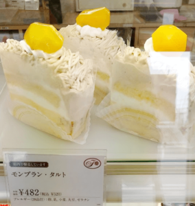 不二家飯能川寺店の「店内製造モンブラン・タルト」のポップとケーキを撮影した画像